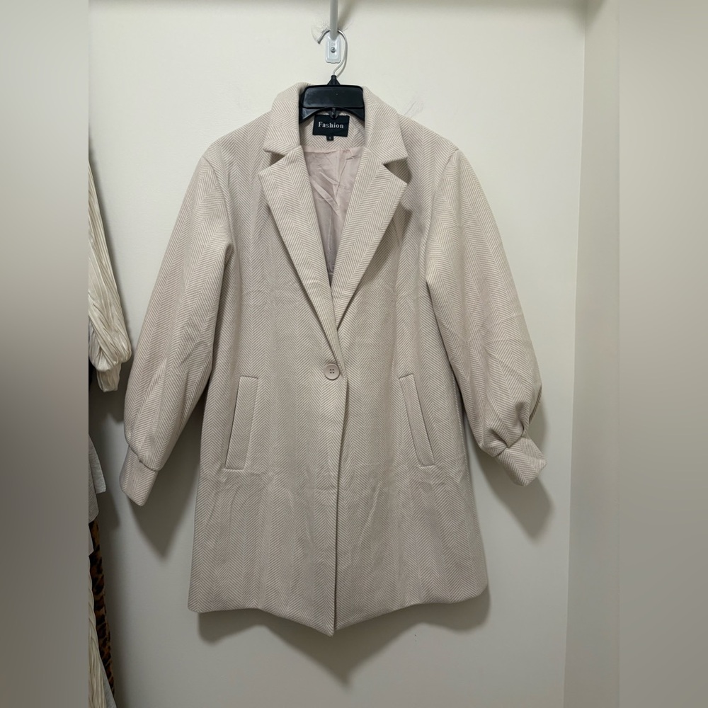 small cream fashion coat!